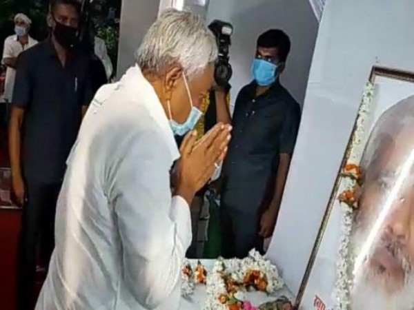 Nitish Kumar becomes emotional during Raghuvansh Prasad's prayer meeting
