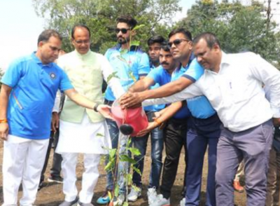 मुख्यमंत्री चौहान ने किया पौध-रोपण, ब्लाइंड क्रिकेट खिलाड़ी रहे मौजूद