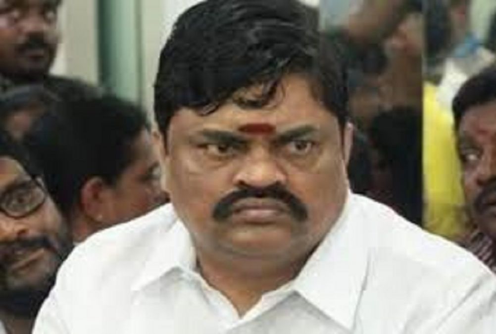 तमिलनाडुः मंत्री ने कांग्रेस सांसद को चप्पल से मारने की अपील की