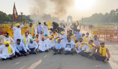 कृषि बिलों पर घमासान जारी, 'इंडिया गेट' पर कांग्रेस कार्यकर्ताओं ने जलाया ट्रेक्टर
