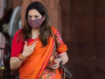 'Her silence is worrisome' Priyanka Gandhi attacks Smriti Irani on Hathras gang rape case