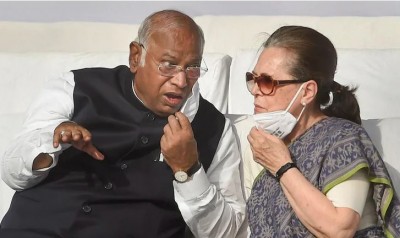 Gandhi family gets another 'loyal' candidate, Kharge to contest president's election