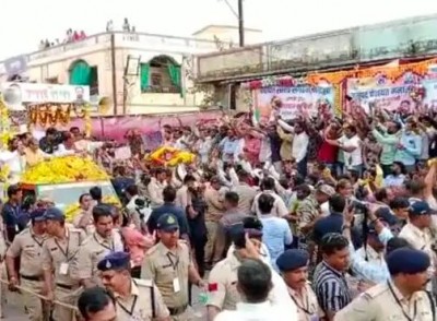 CM शिवराज के रोड शो के दौरान अचानक गिर गया स्वागत मंच, मुख्यमंत्री ने रोड-शो रोककर पूछा घायलों का हाल