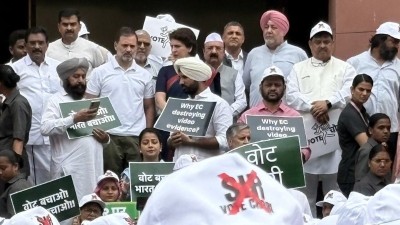 राहुल गांधी के नेतृत्व में 300 सांसदों ने निकाला संसद से चुनाव आयोग तक मार्च
