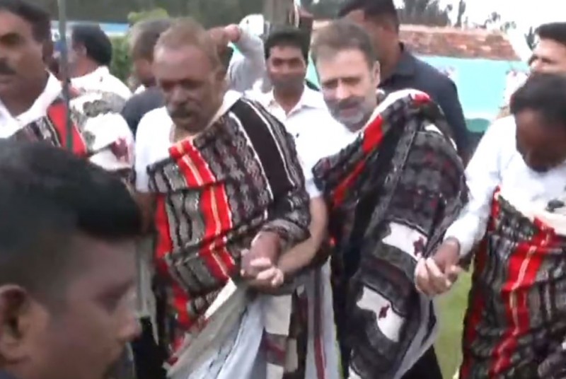 आदिवासियों के साथ पारंपरिक पोशाख डांस करते नज़र आए राहुल गांधी, सामने आया Video