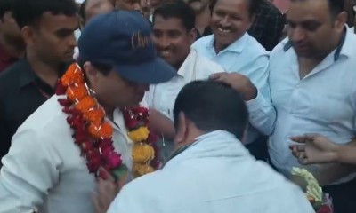 कांग्रेस MLA ने भरी महफ़िल में छुए सिंधिया के पैर, क्या BJP में होंगे शामिल?