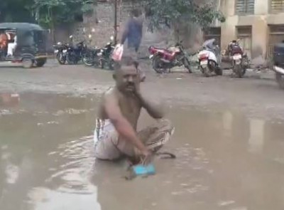 CPI leader Sanjay Nangre holds protest in Maharashtra, takes bath in pit