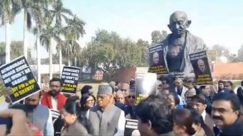 'ये लोकतंत्र की धज्जियाँ उड़ाने जैसा है!', 92 सांसदों के निलंबन पर पवार-खड़गे सहित विपक्षी सांसदों ने गांधी प्रतिमा के सामने किया विरोध प्रदर्शन