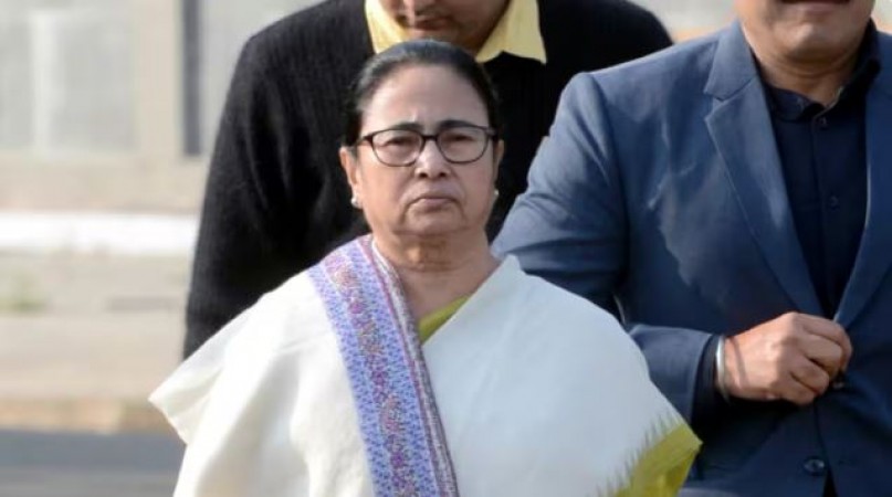 West Bengal CM suffers injury on forehead after car accident