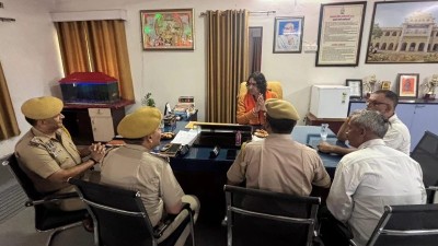 थानेदार की कुर्सी पर बैठ बोले बीजेपी विधायक बालमुकुंद आचार्य-