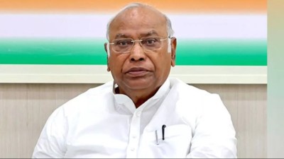 राज्यसभा की कार्यवाही के बीच मल्लिकार्जुन खड़गे ने सरकार पर साधा निशाना, कई मुद्दों के मांगे जवाब