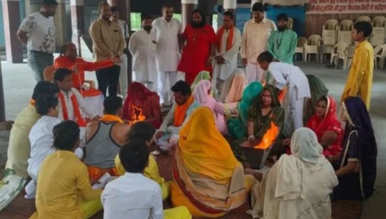इंदौर में 30 लोगों ने इस्लाम छोड़ अपनाया 'सनातन', गौ मूत्र से स्नान कर पहुँचे खजराना मंदिर