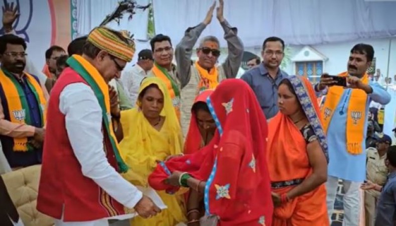 बहनों ने उतारी शिवराज सिंह की नजर, CM बोले- 'कांग्रेस भ्रम फैलाने आएँगे लेकिन इनके झांसे में नहीं आना'