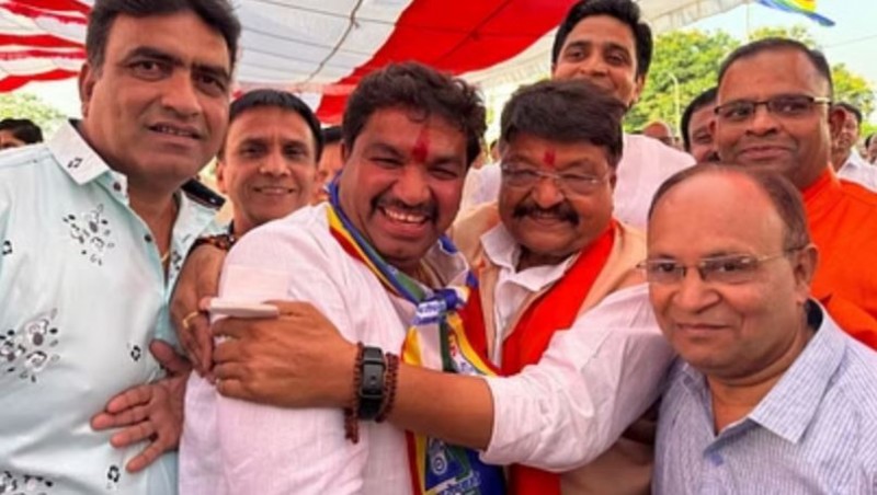 इंदौर में दिखा कांग्रेस और BJP नेताओं का 'भरत मिलाप'! एक ने छुए पैर तो दूसरे ने लगा लिया गले