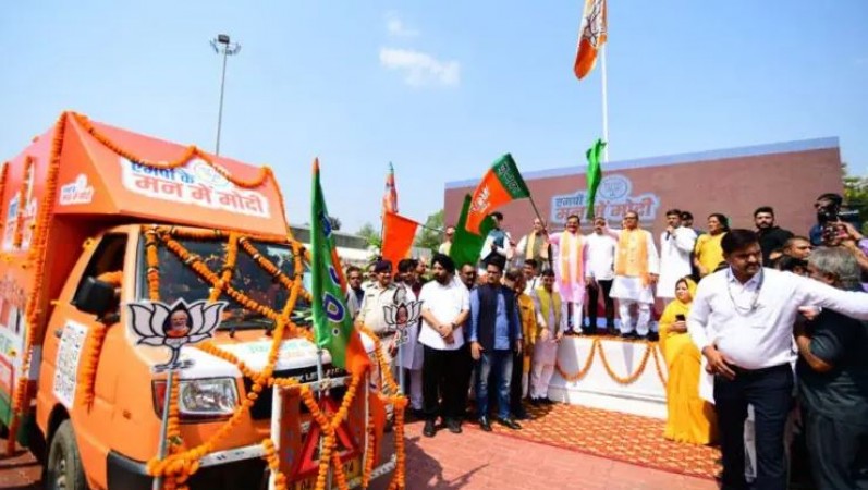 मैदान में उतरे BJP के हाईटेक प्रचार रथ, CM शिवराज ने दिखाई झंडी