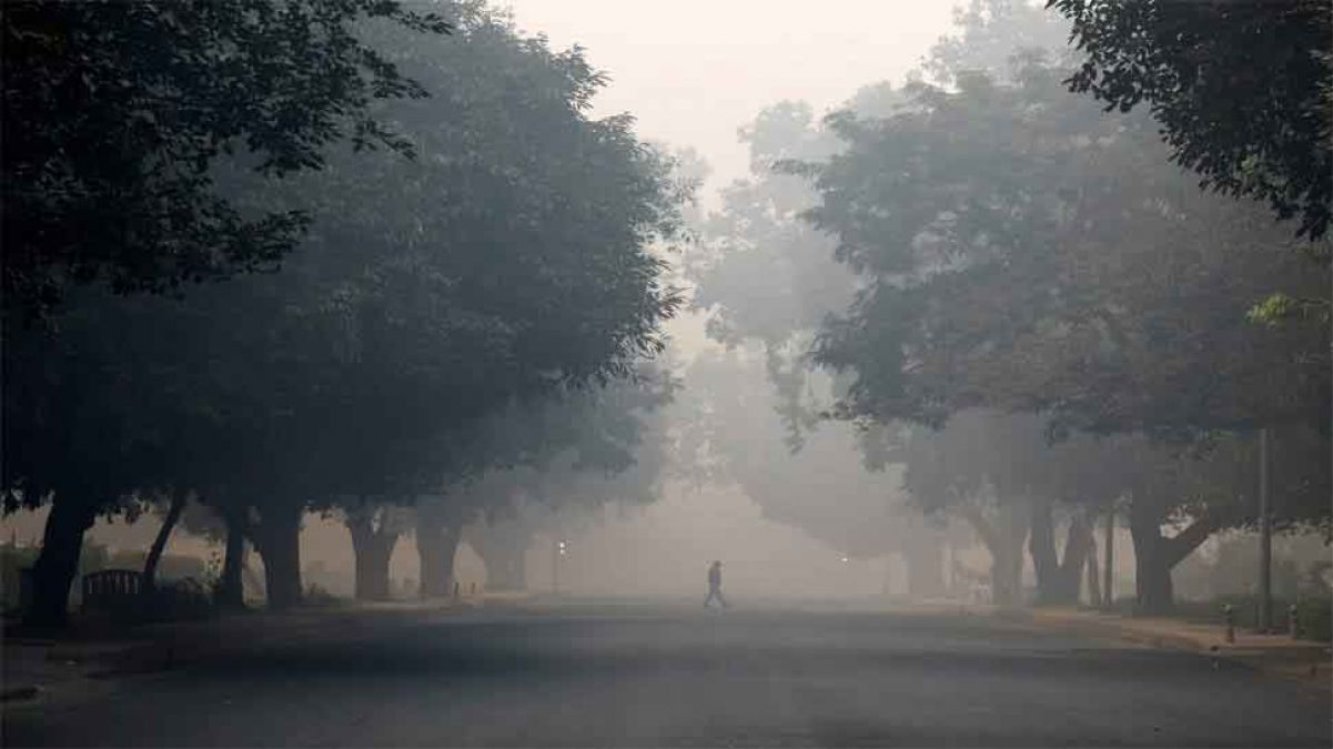 Dense fog & hazardous smog blanket covers UP; Lucknow's AQI surges to ...