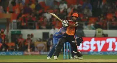 IPL2018: मुस्कुराते रहे अम्पायर बॉलर ने फेंक दी एक ओवर में 7 गेंद...