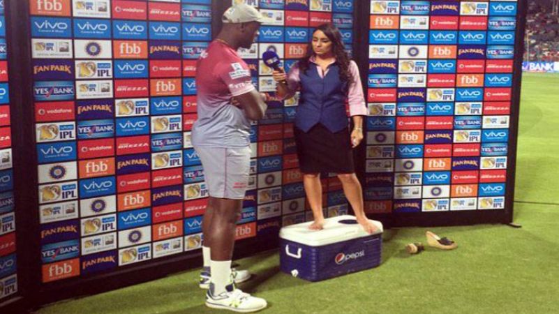 IPL 10: खिलाड़ी का इंटरव्यू लेने के लिए कमेंटेटर को उतारने पड़े अपने जूते