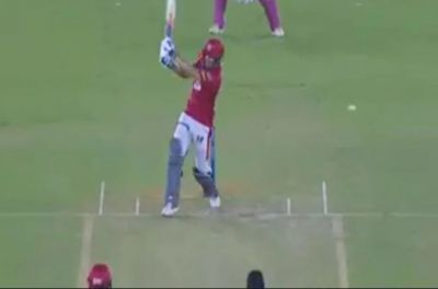 VIDEO : आउट होने के बाद भी नॉट आउट रहा बल्लेबाज, क्लीन बोल्ड से दूर जा गिरा था स्टंप