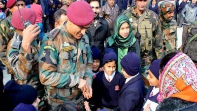 लेह मेें धोनी ने सैन्य वर्दी में बच्चों के साथ खेला क्रिकेट