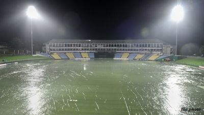 IND VS SL LIVE : बारिश की वजह से मैच में रूकावट, कम किये जा सकते है ओवर