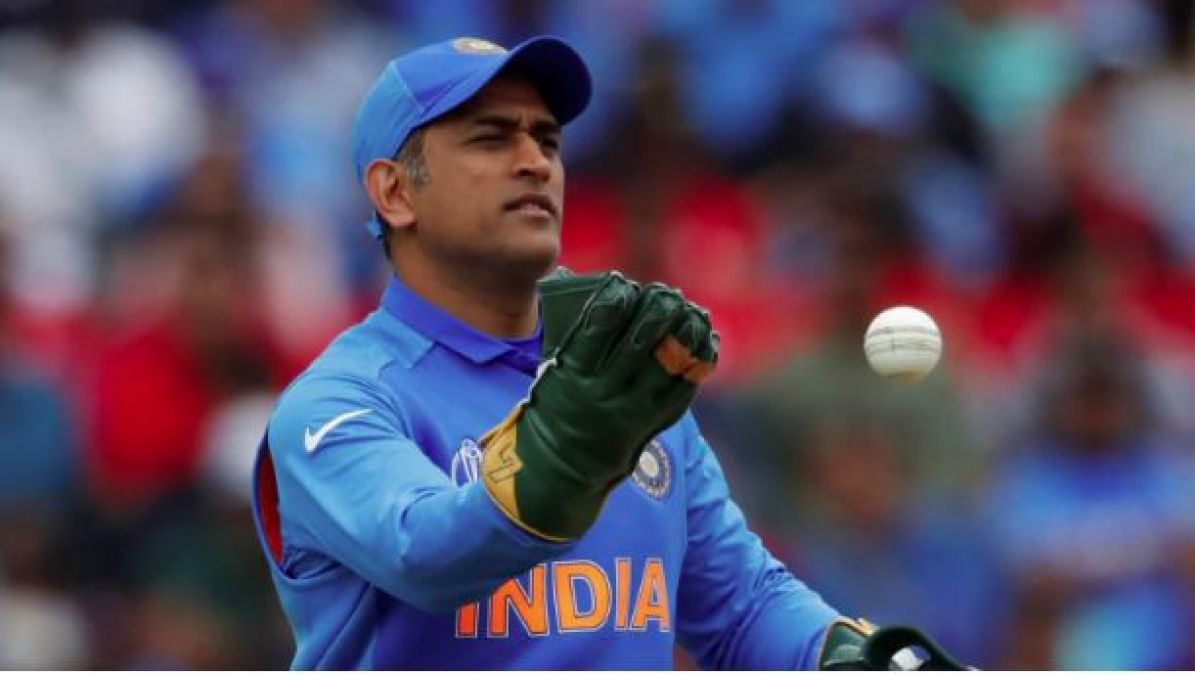 Video of Dhoni singing 'Jab Koi Baat' is going viral, check it out here