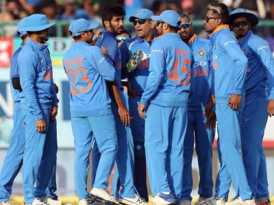 LIVE IND-SL वनडे: भारत को मिला 216 रनों का लक्ष्य