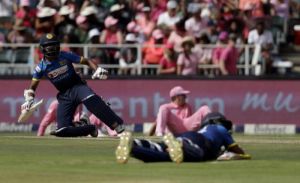 दक्षिण अफ्रीका - श्रीलंका मैच के दौरान ऐसा कुछ हुआ कि सभी खिलाडी निचे गिर गए