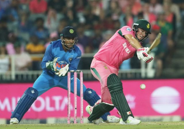 पिंक वनडे:  एक ही गेंद पर 2 बार आउट होने के बाद भी बल्लेबाजी करता रहा बल्लेबाज