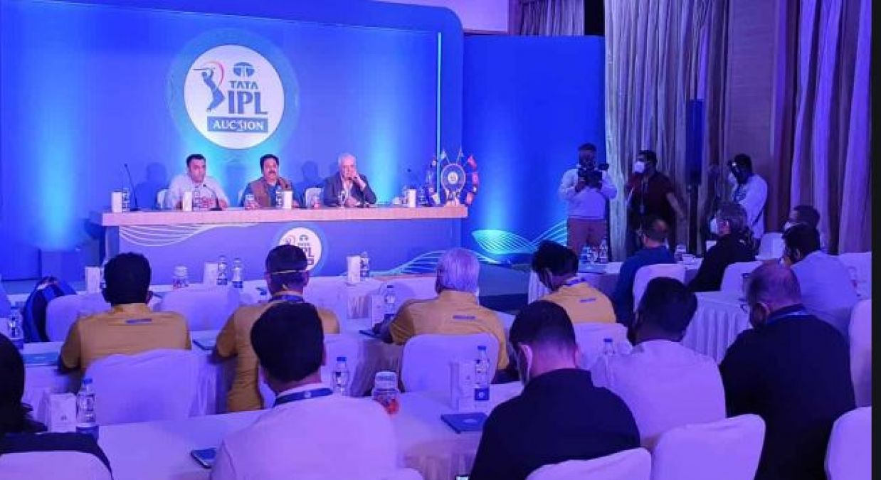 IPL Auction: Accident during auction, auctioneers fall while speaking