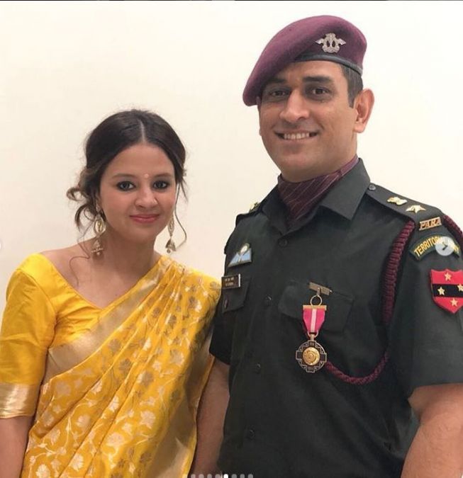 Mahendra Singh Dhoni seen dancing with wife Sakshi, video goes viral