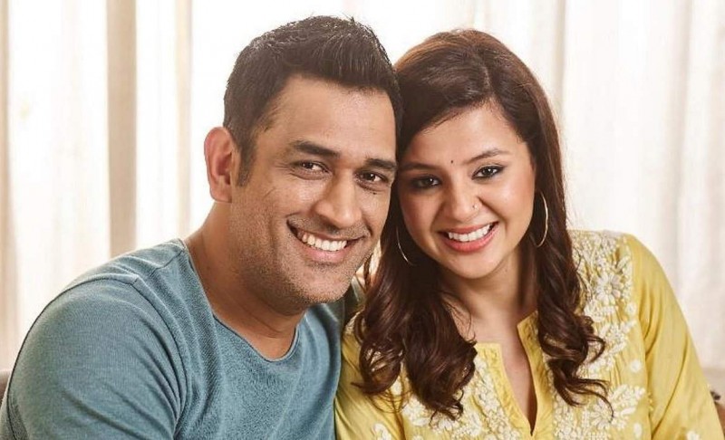 Mahendra Singh Dhoni seen dancing with wife Sakshi, video goes viral