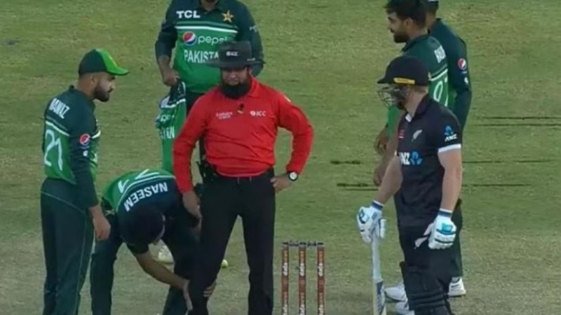 VIDEO! बीच मैदान भड़के पाकिस्तानी अंपायर, देखते ही खिलाड़ी ने पकड़ लिए पैर और फिर...