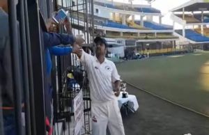 आरपी सिंह ने गुस्‍से में दर्शक से फोन छीनकर मैदान में फेंका