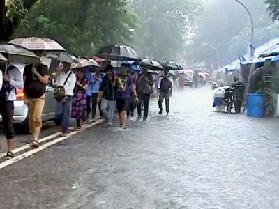 भारी बारिश के चलते मुंबई में जीवन अस्त-व्यस्त