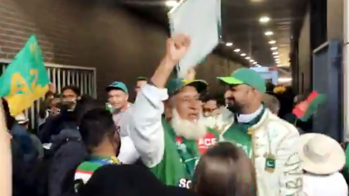 VIDEO : फैंस को हजम नही हो रही पाकिस्तान की हार, SA-AUS मैच में लगाए नारे