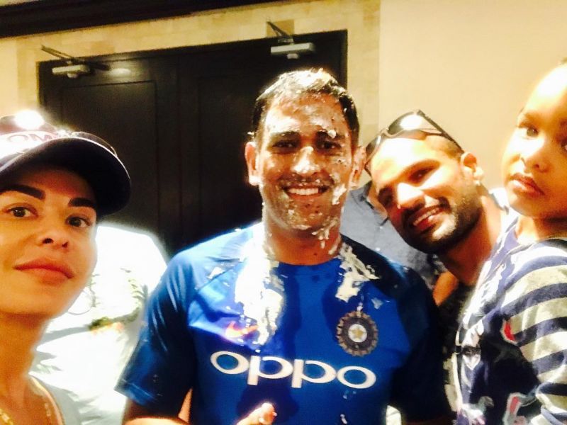 धोनी ने परिवार और टीम इंडिया के साथ मनाया जन्मदिन, फोटो आए सामने