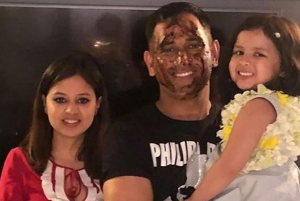 VIDEO: Mahi celebrates bday in style, check out him cutting cake with daughter