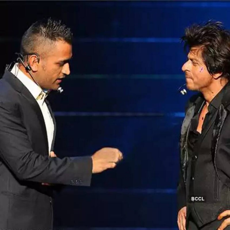 Dhoni was happy to see Shah Rukh Khan in the stadium, video goes viral