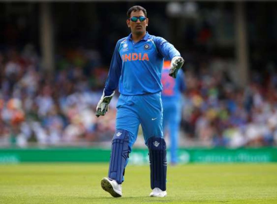 Selectors are confused over Mahendra Singh Dhoni and Virat Kohli