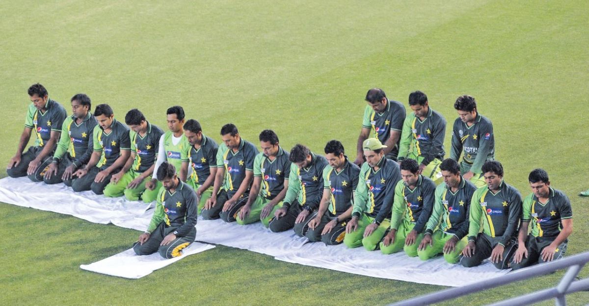 वर्ल्ड कप में छिड़ी नई बहस, जब पाकिस्तानी खिलाड़ी मैदान पर नमाज़ पढ़ सकते हैं तो फिर धोनी क्यों.....
