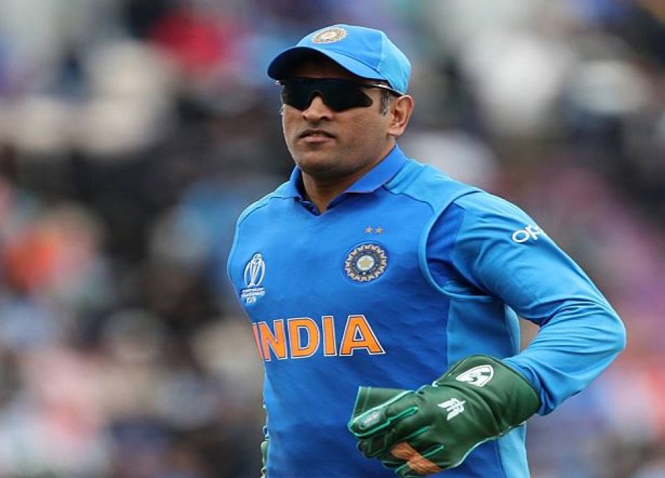 Dhoni won't wear Army Insignia gloves in today's match against Australia