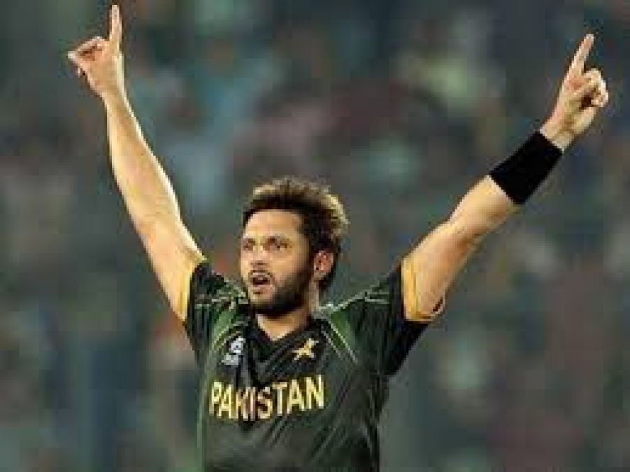 Shahid Afridi test positive for corona, asks fans for prayers