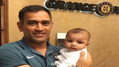 भारत-पाक मैच से पहले वायरल हुई पाक कप्तान के बेटे संग धोनी की तस्वीर