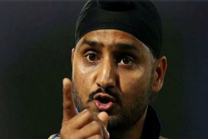 इंदौर टेस्ट में भारत की हार पर भड़के हरभजन सिंह, रोहित की कप्तानी पर उठाए सवाल