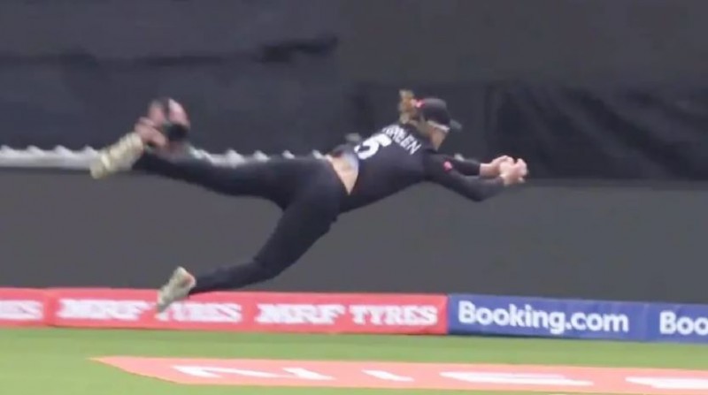 VIDEO! इस महिला क्रिकेटर ने सुपरवुमेन स्टाइल में पकड़ा कैच, देखकर हैरान हुए लोग