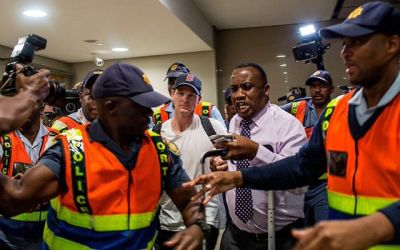 बॉल टेम्परिंग: अफ्रीकी एयरपोर्ट पर जलील हुए स्मिथ