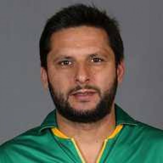 Shahid Afridi extends helping hand for strong people amid lock down