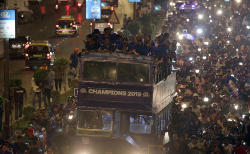 मुंबई की सड़कों पर कुछ इस अंदाज में मना आईपीएल की जीत का जश्न