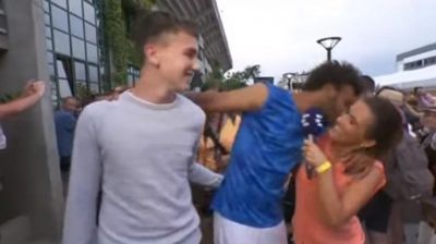 फ्रेंच टेनिस खिलाड़ी मैक्सिम हैमू ने लाइव ब्रॉडकास्ट के दौरान पत्रकार को कई बार चूमा